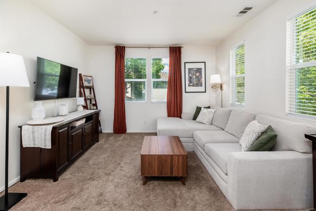 Detail Gallery Image 8 of 31 For 451 Avenida De La Luna, Vista,  CA 92083 - 2 Beds | 2 Baths