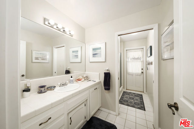 7200 Clifftop Way, Bakersfield CA: https://media.crmls.org/mediaz/a2ea011e-a27a-49a9-b787-9da450f710c4.jpg