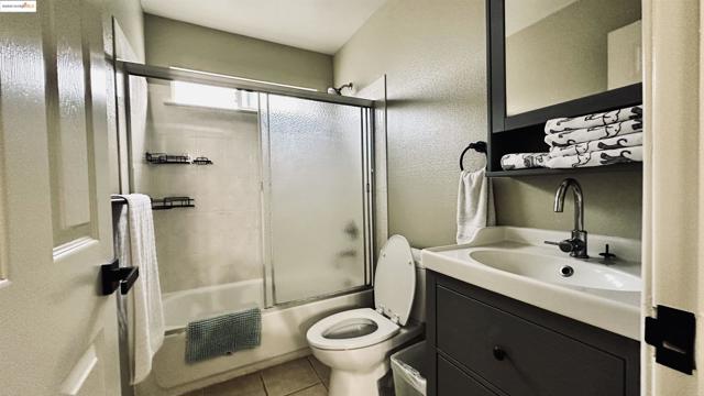 2505 Market St, Oakland CA: https://media.crmls.org/mediaz/a2ec1fca-e2d6-4521-b1b1-a1ea83a78813.jpg