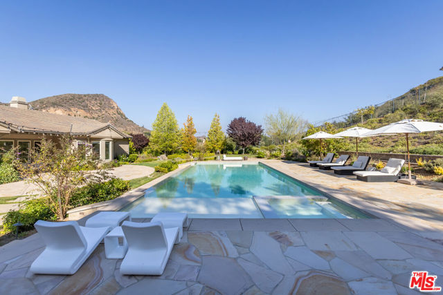 2052 Shadow Creek Drive, Agoura Hills CA: https://media.crmls.org/mediaz/a2ecb5c3-7da9-4391-8f56-d82fcb078b83.jpg
