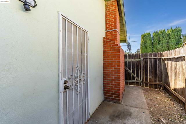1908 New Jersey St, Fairfield CA: https://media.crmls.org/mediaz/a2ed9294-53bb-41bc-b2a8-f9c9483bc74c.jpg
