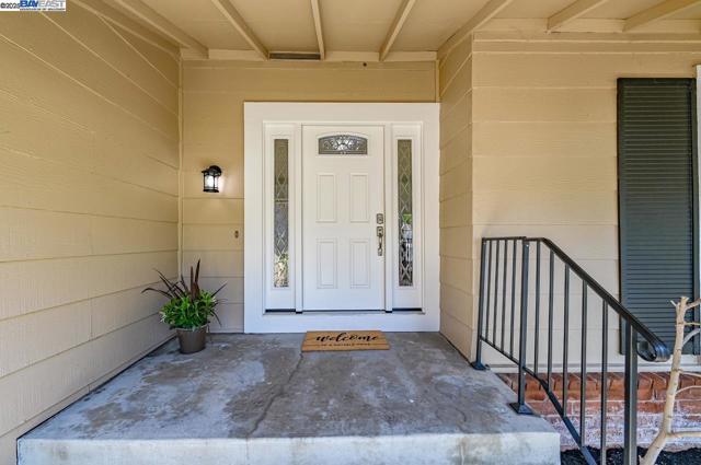 351 Castenada Ct, Danville CA: https://media.crmls.org/mediaz/a2edf008-9fec-45f9-8a45-3d9d1fdc2be4.jpg