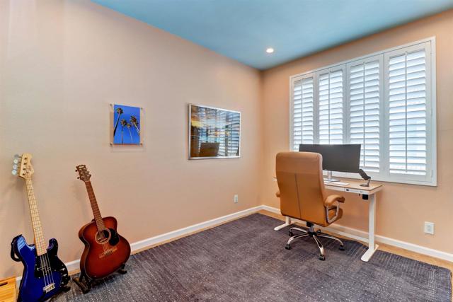 946 Camino De La Reina, San Diego CA: https://media.crmls.org/mediaz/a2ee9850-9bec-4000-af31-990555b731bd.jpg
