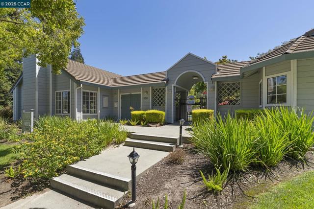 1015 Hidden Oak Ct, Concord CA: https://media.crmls.org/mediaz/a2efebf1-9d18-4efb-ac50-5d682c82efd5.jpg
