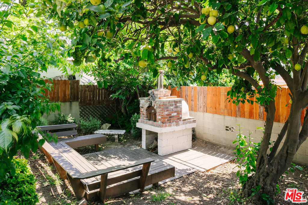 https://media.crmls.org/mediaz/a2f08551-ca0e-430c-b7ae-a22a7b24f72c.jpg?preset=X-Large