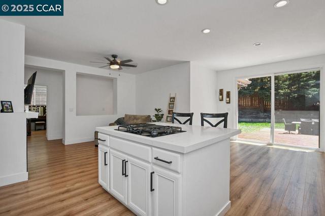 7016 Molluk Way, Clayton CA: https://media.crmls.org/mediaz/a2f0f142-3ee8-4a0c-b0d6-6e968296f929.jpg