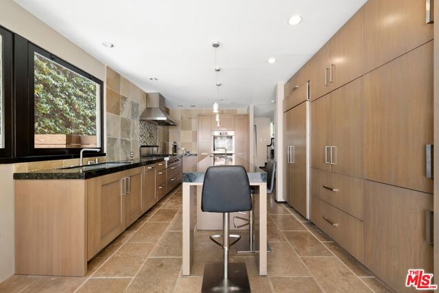 3300 N Knoll Drive, Los Angeles CA: https://media.crmls.org/mediaz/a2f155d0-5d5a-4517-918f-0c986910556a.jpg