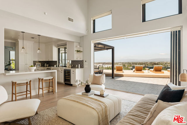 6592 Kentwood Bluffs Drive, Los Angeles CA: https://media.crmls.org/mediaz/a2f1d64d-4706-4d25-b695-78419d49027a.jpg