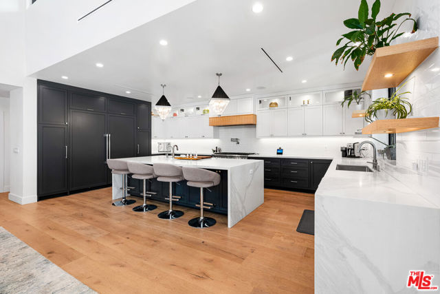 4961 Noeline Avenue, Encino CA: https://media.crmls.org/mediaz/a2f368d3-365b-4a72-91fe-6fd23b03487f.jpg