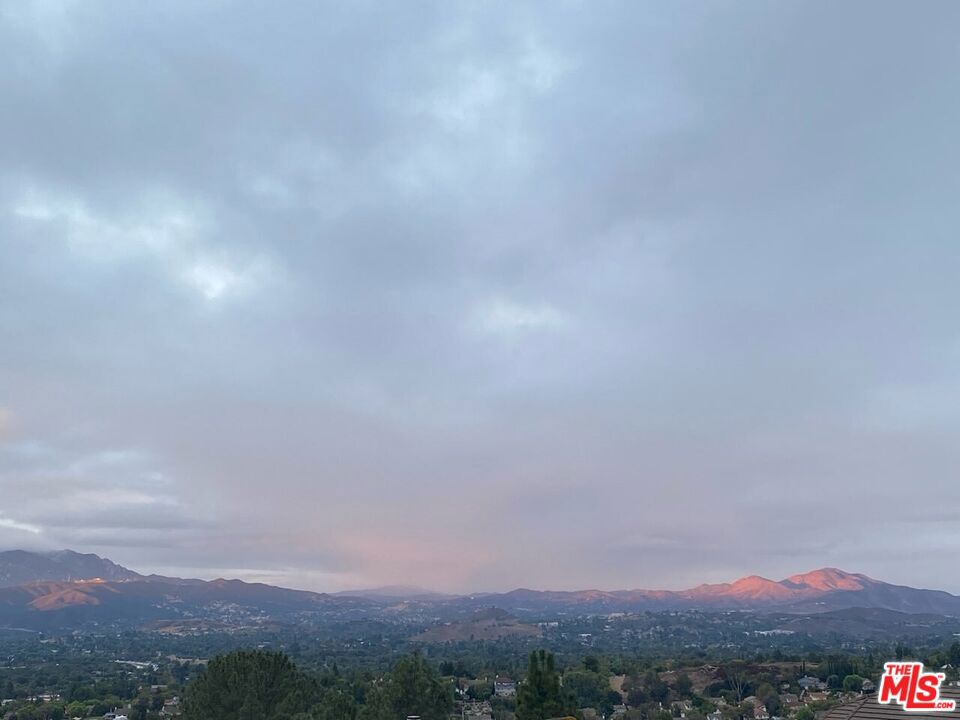 https://media.crmls.org/mediaz/a2f51607-2c30-423a-8350-f47c0b0542f6.jpg?preset=X-Large