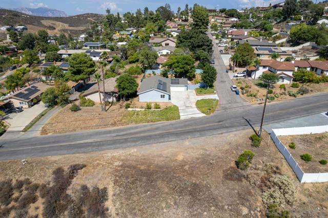 12274 Gay Rio Dr, Lakeside CA: https://media.crmls.org/mediaz/a2f566d4-5177-423e-a9c9-9da93c560f73.jpg