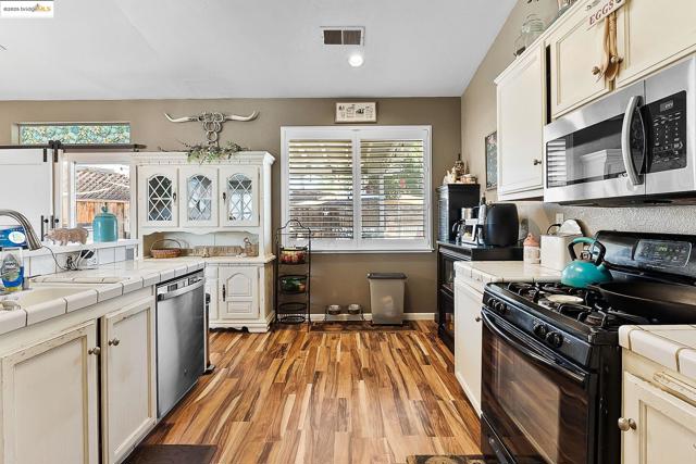 1126 Deerpark Rd, Oakley CA: https://media.crmls.org/mediaz/a2f56ccc-f418-4f42-90e1-f904c63d423f.jpg