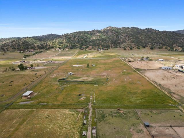 20256 Sasia RD, Tehachapi CA: https://media.crmls.org/mediaz/a2f65019-ffb6-41d2-86ae-c6de6143d195.jpg
