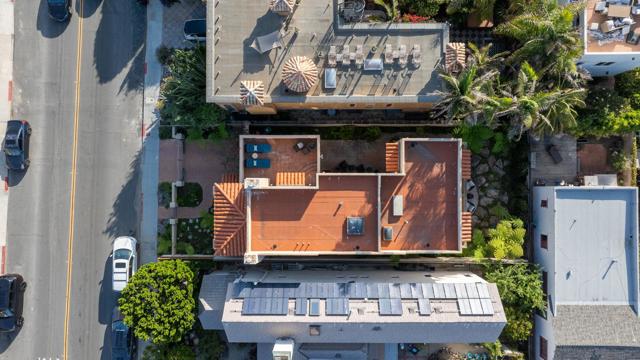 418 Marine St, La Jolla CA: https://media.crmls.org/mediaz/a2f6603b-0768-4753-bf38-a04f949307e0.jpg