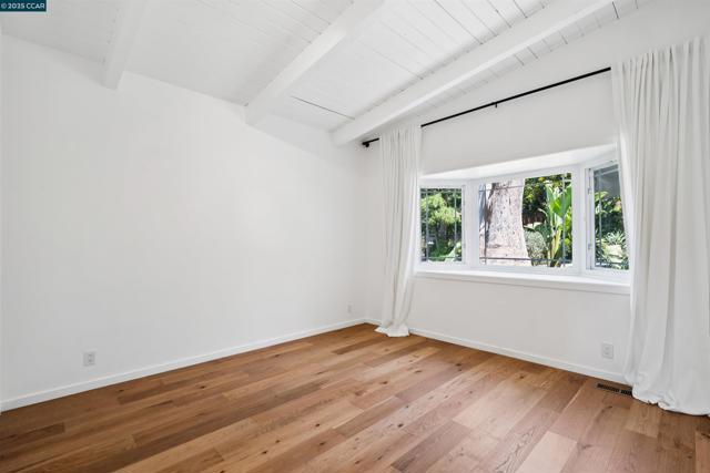 5915 ALHAMBRA AVE, Oakland CA: https://media.crmls.org/mediaz/a2f6acec-a62b-41ce-b88c-8cb50d95eac7.jpg