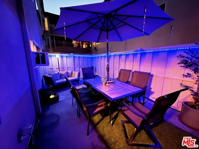 525 N Sycamore Avenue, Los Angeles CA: https://media.crmls.org/mediaz/a2f76aa1-d76d-4420-bf21-c0975d38146a.jpg