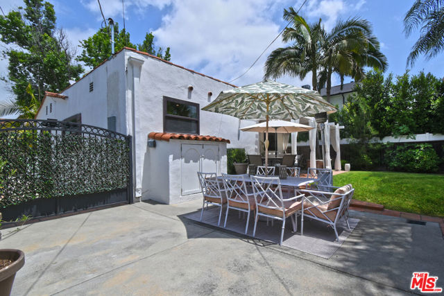 10344 Woodbridge Street, Toluca Lake CA: https://media.crmls.org/mediaz/a2f7b37c-bae3-4a92-a504-314221ee8ace.jpg