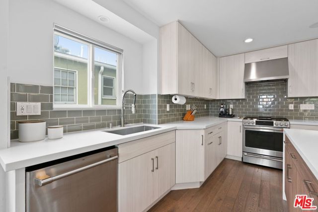 8107 Yorktown Avenue, Los Angeles CA: https://media.crmls.org/mediaz/a2f7e049-6b47-4763-9694-6cc356b71e55.jpg