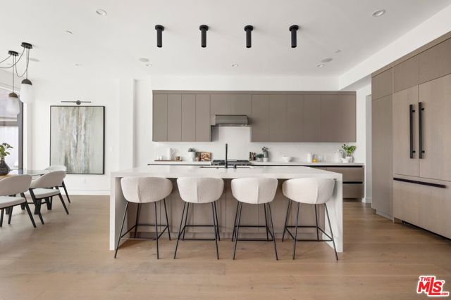 714 N La Jolla Avenue, Los Angeles CA: https://media.crmls.org/mediaz/a2fb55f5-315c-4101-a35f-dd7086167793.jpg