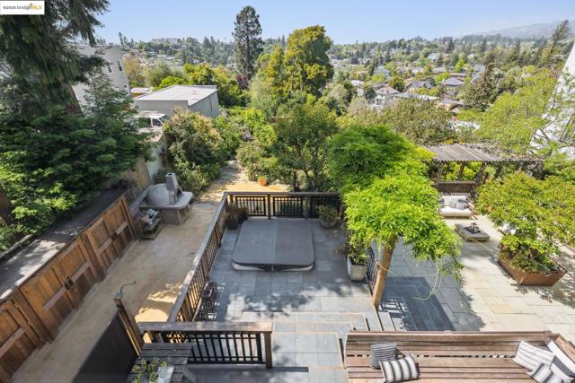 1015 Warfield Ave, Oakland CA: https://media.crmls.org/mediaz/a2fd4b65-3c7a-4382-bebf-0d076dedf4b8.jpg