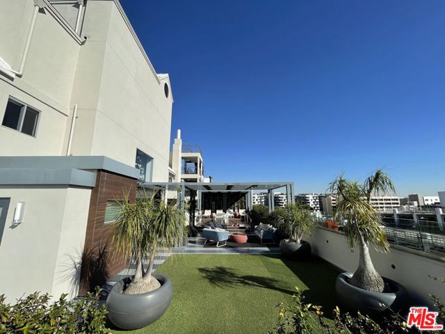 1453 3rd Street Promenade, Santa Monica CA: https://media.crmls.org/mediaz/a2fe0002-0f53-4c25-91e8-18284f679fd7.jpg