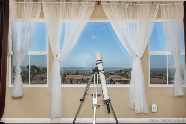 5029 Medalist Ct, Oceanside CA: https://media.crmls.org/mediaz/a2feef57-6a96-48d4-9c98-e1f179deeb9f.jpg