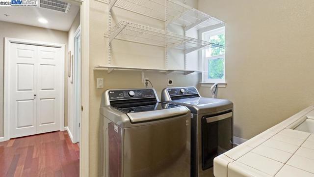 1348 Carlton Pl, Livermore CA: https://media.crmls.org/mediaz/a2ff1fd9-9995-421f-8e44-b369a1a755f4.jpg