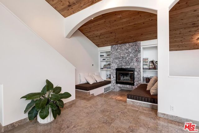 10827 Pacific View Drive, Malibu CA: https://media.crmls.org/mediaz/a3000311-1cfd-4cbe-8845-f0b64110a063.jpg