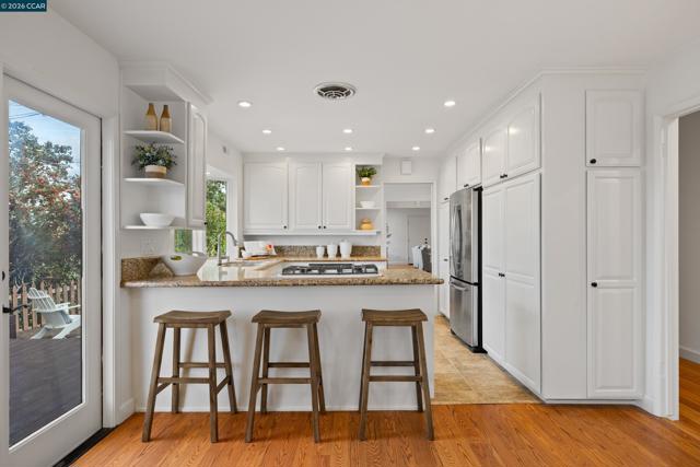 2080 Essenay Ave, Walnut Creek CA: https://media.crmls.org/mediaz/a3006069-352d-4f3a-b987-252c2e2ca467.jpg