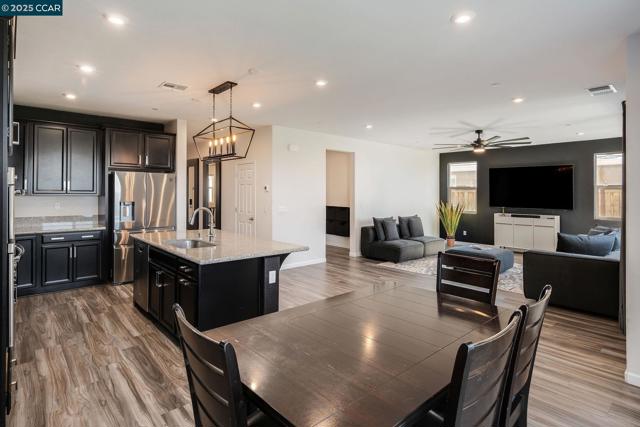 9603 Del Seis Dr, Sacramento CA: https://media.crmls.org/mediaz/a3019be6-3673-4a47-98db-a943cce32bd4.jpg