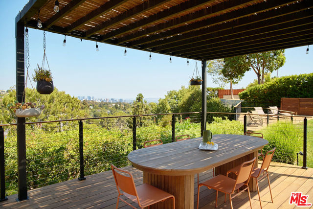 886 Teakwood Road, Los Angeles CA: https://media.crmls.org/mediaz/a30257fe-f2c3-4b37-a5f5-26f45be4f913.jpg
