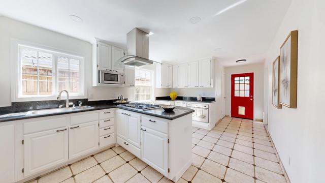 175 G Street, Redwood City CA: https://media.crmls.org/mediaz/a302ad95-05dd-44f9-8657-4b8722272dc5.jpg