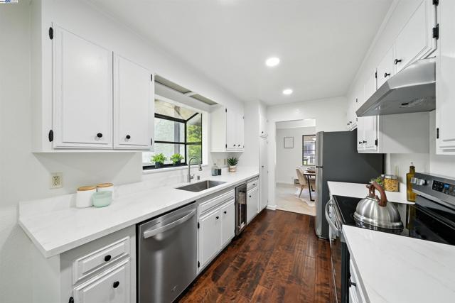1116 Brewster Ave, Redwood City CA: https://media.crmls.org/mediaz/a303eca5-cd3d-445a-9de5-fdc1e9da00a2.jpg