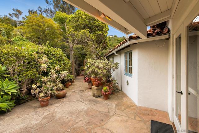 7520 Hillside Dr, La Jolla CA: https://media.crmls.org/mediaz/a306214b-5fb8-4e36-aa2b-73efbaa3d199.jpg
