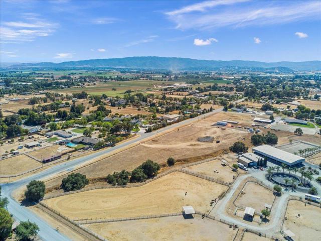 2055 Rucker Avenue, Gilroy CA: https://media.crmls.org/mediaz/a3063716-ea68-4a62-a23b-2a5d686230c8.jpg