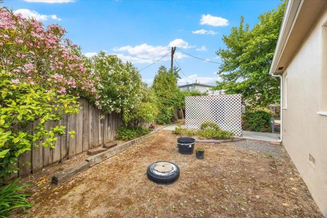 701 Poinsettia Avenue, San Mateo CA: https://media.crmls.org/mediaz/a3074155-03d4-465e-9019-8945fec1c42a.jpg