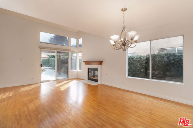 living room/dining area