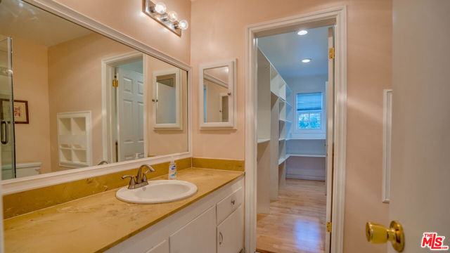 9631 CRYSTAL VIEW Drive, Tujunga CA: https://media.crmls.org/mediaz/a307f288-5288-499f-a8d2-80f3470ab572.jpg