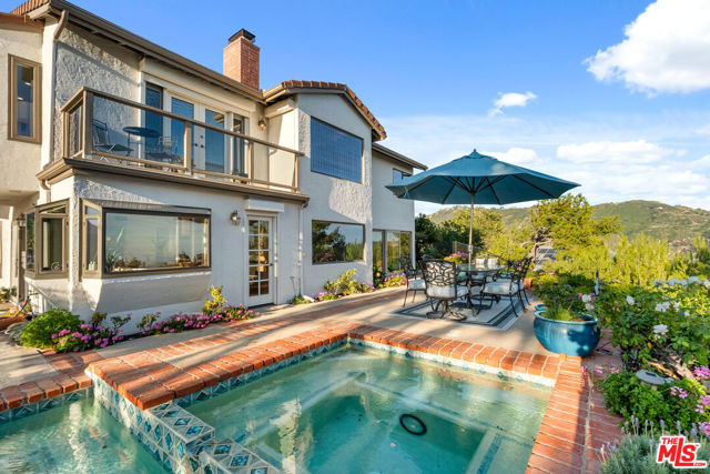 23255 W Paloma Blanca Drive, Malibu CA: https://media.crmls.org/mediaz/a308eec4-e7a3-4f36-a8d2-539925a9f8f4.jpg