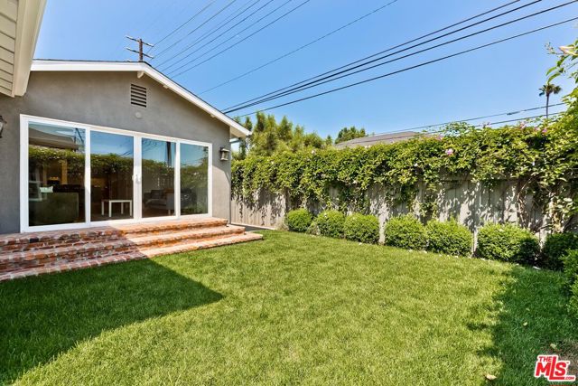 3504 Redwood Avenue, Los Angeles CA: https://media.crmls.org/mediaz/a30961a2-fbbd-4d05-866b-4a617fe3e9a7.jpg