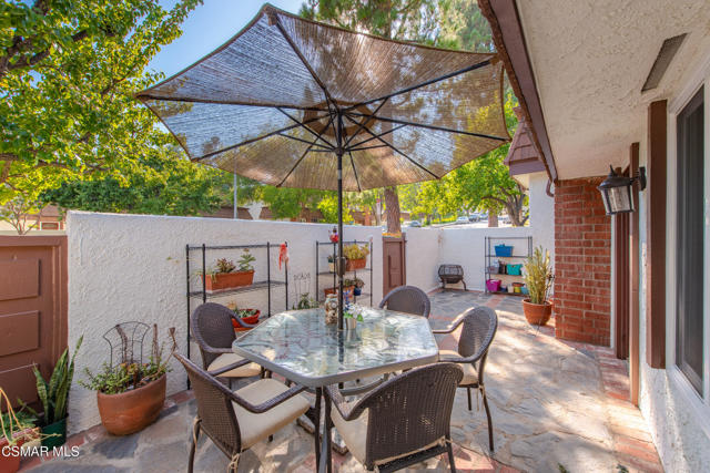 22421 Jeffrey Mark Court, Chatsworth CA: https://media.crmls.org/mediaz/a30a0ab4-cc94-471e-847b-1f39fb928196.jpg
