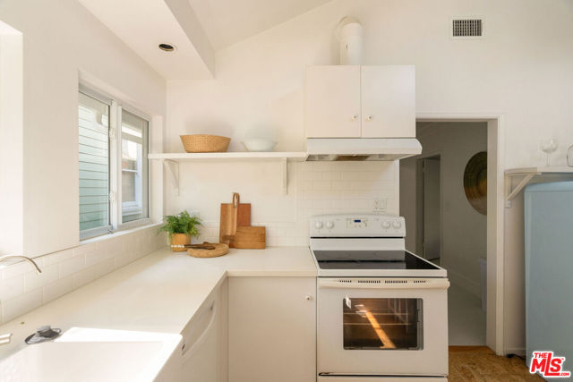 522 Altair Place, Venice CA: https://media.crmls.org/mediaz/a30ce5d8-eead-4628-99ab-30b161a7c770.jpg