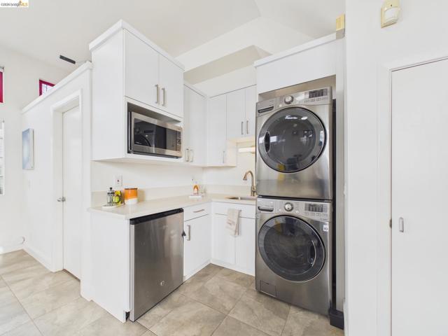 Image 26 of 38 For 2932 Filbert St 2