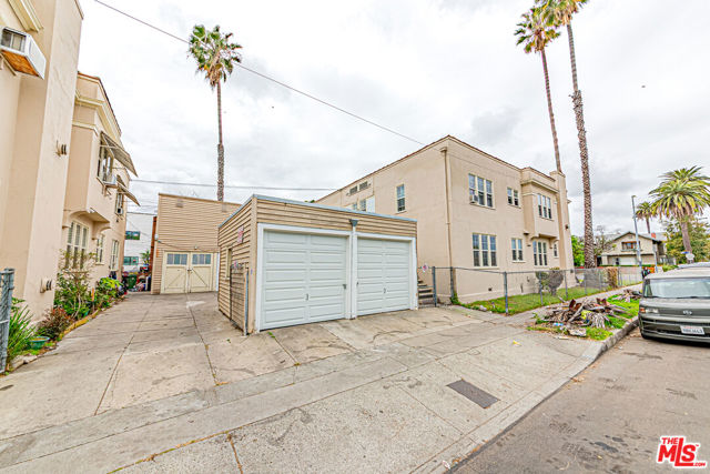 2460 W 18th Street, Los Angeles CA: https://media.crmls.org/mediaz/a30e5e7e-ed00-4518-8f41-6f8b448d845a.jpg
