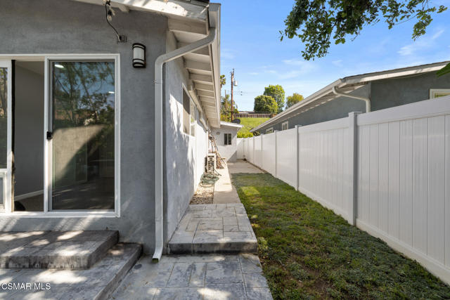 789 Glen Oaks Road, Thousand Oaks CA: https://media.crmls.org/mediaz/a30eac42-5a87-4a65-80e5-2eabf1afdd5d.jpg
