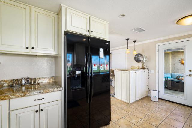 36 Maximo Way, Palm Desert CA: https://media.crmls.org/mediaz/a30fb0a8-0613-48ad-8ba0-27edbe6d8c21.jpg