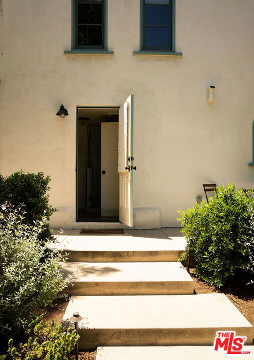 2248 Kenilworth Avenue, Los Angeles CA: https://media.crmls.org/mediaz/a30fc09e-e54b-440c-b090-1a6e24f02d9e.jpg