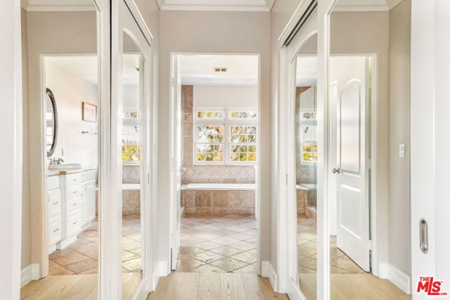 3942 Glenridge Drive, Sherman Oaks CA: https://media.crmls.org/mediaz/a311301a-3951-4a5a-8954-ef4608a4afa4.jpg