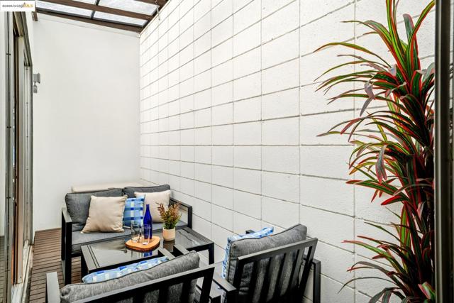 2760 Park Blvd, Oakland CA: https://media.crmls.org/mediaz/a3114915-d266-4789-8071-f8c373d145d6.jpg