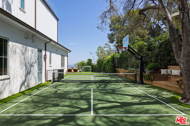 1682 San Onofre Drive, Pacific Palisades CA: https://media.crmls.org/mediaz/a3129a79-6fba-4695-b7cd-896f6b91ba69.jpg